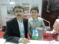 2 Mart 2014'de CNR Kitap Fuarındaki imza programımızda Türkiye'nin en genç yazarı:9 yaşındaki Ahmet Yasin Aslantaş'la beraberdik. Kendisi gibi minik kitabını imzaladı. 