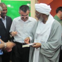 Sudan İslami Hareket liderlerinden rahmetli  Hasan Turabi, Deccal Tabakta eserini incelerken